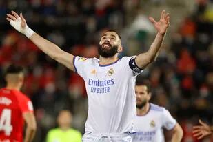 Karim Benzema celebra tras anotar el tercer gol del Real Madrid ante el Mallorca en el partido de la Liga española, el lunes 14 de marzo de 2022. (AP Foto/Francisco Ubilla)