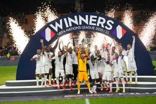 Francia campeón: el capitán Lloris levanta la copa de la Liga de las Naciones en el San Siro