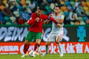 Cristiano Ronaldo y Sergio Busquets en un amistoso entre Portugal y España