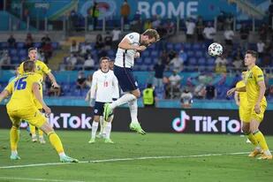 Harry Kane conecta de cabeza el centro de Luke Shaw y marca su segundo gol, el tercero de Inglaterra a Ucrania en el último de los cuartos de final de la Eurocopa.