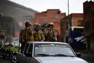Soldados bolivianos, en un patrullaje ayer en La Paz