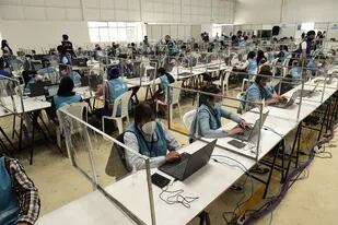 Trabajadores del Consejo Nacional realizan la digitalización de datos electorales en Quito