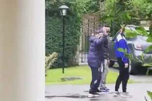 En el video que grabó la vecina de Diego Maradona se puede ver al astro del fútbol caminando al aire libre con cierta dificultad y acompañado por dos personas. En un momento, el ídolo levanta la mano para saludar al hijo de la mujer