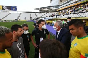 Reunión cumbre: jugadores y entrenadores de Argentina y Brasil hablan a pie de campo tras la suspensión del partido entre ambos equipos en la Arena Corinthians, el 5 de septiembre del año pasado