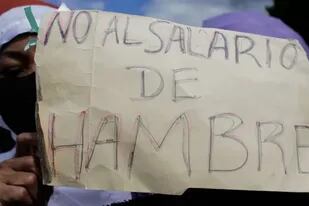 Los funcionarios públicos en Venezuela se quejan por cobrar un "salario de hambre"