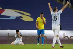 Lionel Messi y Casemiro no pueden creerlo, mientras Guido Rodríguez festeja: el 1-0 de la Argentina a Brasil en la final de la Copa América alteró estadísticas históricas.