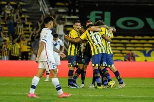 La decepción de Santiago Castro luego del gol de Javier Báez, el único en Arroyito: Rosario Central 1 vs. Vélez 0, por la Copa de la Liga Profesional.