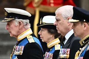 El rey Carlos III, junto a la princesa Ana, el príncipe Andrés y el príncipe Eduardo, en Westminster. (Marco BERTORELLO / AFP)