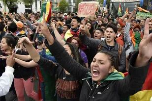Los partidarios del principal candidato presidencial opositor de Bolivia, el ex presidente Carlos Mesa, se manifestaron contra el presidente y candidato, Evo Morales