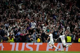 El astro de Real Madrid Karim Benzema, izquierda, celebra el tercer gol de su equipo en la semifinal de la Liga de Campeones  contra Manchester City en el Santiago Bernabéu el 4 de mayo del 2022.  (AP Foto/Bernat Armangue)