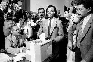 Carlo Menem vota en La Rioja el 14 de Mayo de 1989; se venían semanas de convulsión previas a su asunción como presidente de la Nación