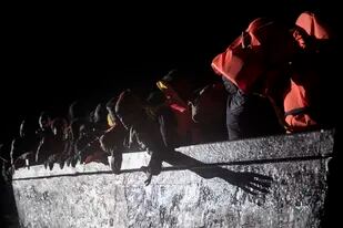 Decenas de migrantes atestan una embarcación de madera frente a Túnez el 25 de mayo del 2022. (AP Foto/Valeria Ferraro)