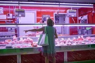 06/08/2022 Un estante de carne en el Mercado Municipal de Pacífico, a 6 de agosto de 2022, en Madrid (España). El encarecimiento de los alimentos básicos pone en el punto de mira la calidad de la nutrición, en un momento en el que la inflación está en el 10,8%. Acorde a la Organización de Naciones Unidas para la Alimentación y la Agricultura (FAO), los precios de los alimentos han alcanzado su mayor nivel desde 1990 a nivel mundial. La pandemia provocada por la Covid-19, la escalada en el precio de la electricidad y los combustibles y la guerra en Ucrania, han sido factores que han repercutido en las estanterías de los supermercados. ECONOMIA Jesús Hellín - Europa Press
