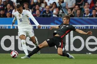 Kylian Mbappé intenta eludir a Josip Stanisic durante el partido que Francia perdió con Croacia