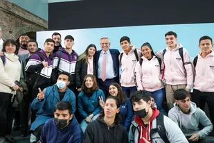 El Presidente, junto a alumnos de escuelas técnicas este jueves en Casa Rosada
