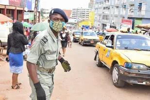20/10/2020 Un Policía de servicio en la capital de Camerún. POLITICA CONTACTOPHOTO