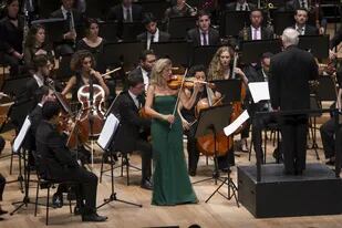Daniel Barenboim junto a la violinista alemana Anne Sophie Mutter; el programa del concierto incluyó el concierto para violín de Andre Previn y el concierto op. 47 de Sibelius