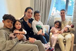 Georgina Rodríguez posa junto a Cristiano Ronaldo y sus cinco hijos