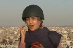 Una periodista, en una salida por TV desde Gaza, fue testigo de un bombardeo israelí