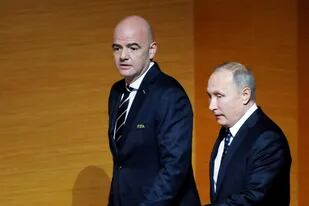 Gianni Infantino, titular de la FIFA, y el presidente de Rusia, Vladimir Putin