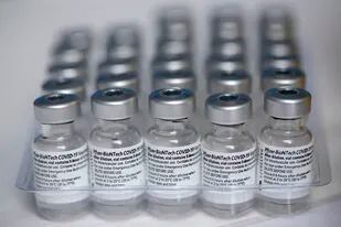 Envases vacíos de la vacuna de Pfizer/BioNTech, en Santiago de Chile