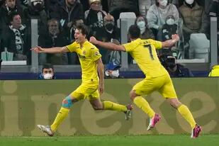 Pau Torres (izquierda) celebra con su compañero Gerard Moreno tras anotar el segundo gol del Villarreal den la victoria 3-0 ante Juventus, el miércoles 16 de marzo de 2022. (AP Foto/Antonio Calanni)