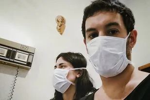 Aníbal y Renata durante una de sus primeras consultas por dengue