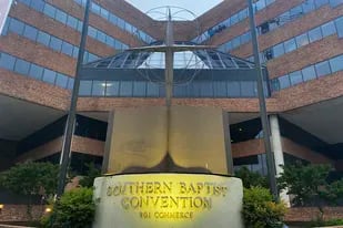 Una escultura con una biblia y una cruz, en el exterior de la sede de la Convención Bautista del Sur, en Nashville, Tennessee, el 24 de mayo de 2022. (AP Foto/Holly Meyer)