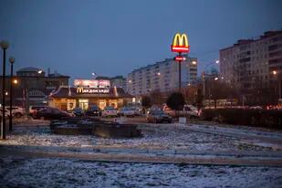 Archivo - Un restaurante de la franquicia McDonald's en Dmitrov, a unos 75 kilómetros (47 millas) al norte de Moscú, Rusia, el 6 de diciembre de 2014. (AP Foto/Archivo)