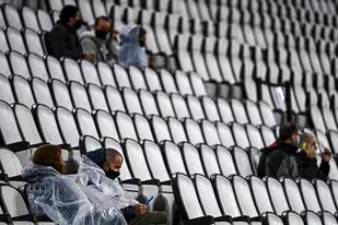 Algunos espectadores en el Juventus Stadium, donde no se jugó el partido porque Napoli no pudo viajar por tener dos futbolistas positivos de covid-19