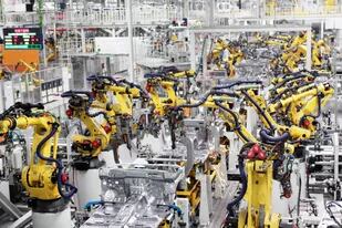 Robtos en una línea de trabajo de una fábrica automotriz en Chongqing, China. Tras décadas de desatención, el sector de la robótica, cada vez más asentado por el auge de la automatización, intenta revertir una inseguridad y vulnerabilidad evidentes ante ataques digitales