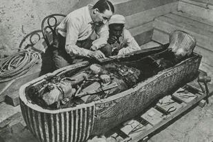 El arqueólogo inglés Howard Carter examina el sarcófago de Tutankamón poco después de su hallazgo en 1922
