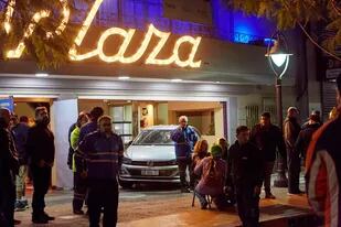 Un auto se incrustó en un teatro de Mendoza al final de una obra de Soledad Silveyra: hay heridos graves.