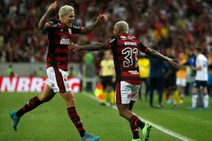 El festejo de los goleadores de la noche en el Maracaná: Pedro y Marinho; Flamengo derrotó 2-1 a Vélez y se clasificó por cuarta vez en la historia a la final de la Copa Libertadores