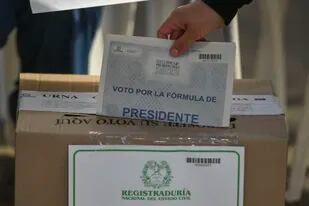 Una persona emite su voto en Medellín, el domingo pasado