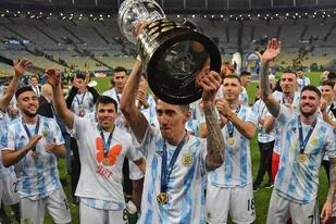 Un sueño hecho realidad: Ángel Di María, la Copa América en sus manos, y el reconocimiento de sus compañeros