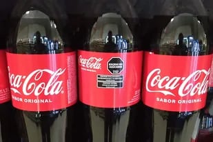 Coca-Cola ya empezó a incluir el sello de "Exceso en azúcares" en su gaseosa sabor original