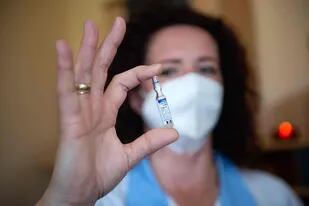Miembro del personal de salud prepara una dosis de la vacuna Sputnik V contra el coronavirus en Bratislava, Eslovaquia.
