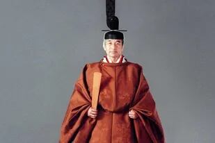 El emperador Akihito en su traje de ceremonia, en 1990