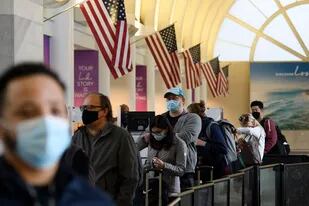 Viajeros esperan en fila para ingresar a un punto de control de la Administración de Seguridad del Transporte en el Aeropuerto Internacional de Los Ángeles antes de las vacaciones de Acción de Gracias, el 25 de noviembre de 2020