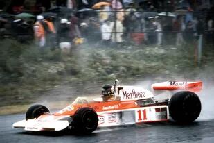 24/10/1976: James Hunt conduce su McLaren M23-Cosworth hacia la corona mundial bajo el diluvio que se abatía ese día sobre Fuji