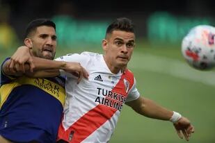 Rafael Santos Borré disputa la pelota con Lisandro López durante el superclásico entre Boca y River
