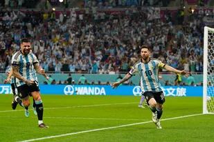 Otra madeja desenvuelta por un zurdazo de Lionel Messi, que frente a Australia consiguió su noveno gol en mundiales, el primero en playoffs; la Argentina alcanzó los cuartos de final del Mundial Qatar 2022, en el estadio Ahmad Bin Ali.