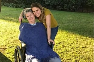 María Lucía Tarayre junto a su hija Tatiana. Hace 35 años vive con Esclerosis Lateral Amiotrófica