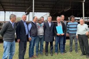 El presidente Macri con productores en el tambo que visitó ayer