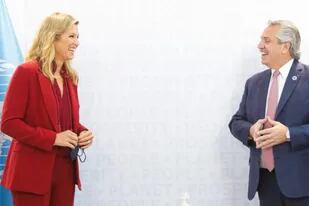 La reina Máxima de Holanda y el presidente Alberto Fernández este domingo en la cumbre del G-20 en Roma.