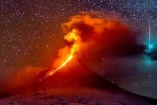 La fotógrafa rusa Marina Lystseva captó el paso de un meteoro mientras filmaba la erupción del volcán Kliuchevskoi