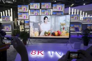 Un televisor de definición 8K; por ahora son todas pantallas de gran tamaño; aquí, un modelo de 98 pulgadas de Skyworth