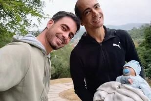 Gastón y Nico, con su bebé recién nacido por gestación solidaria