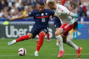Kylian Mbappé en acción: Francia y Dinamarca, posibles rivales de Argentina en el Mundial, se cruzan hoy en la Nations League.